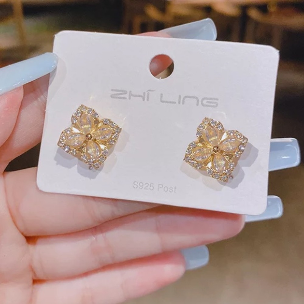 New Temperamental Forest Flower Shaped 18k gold plated  Diamond Earrings